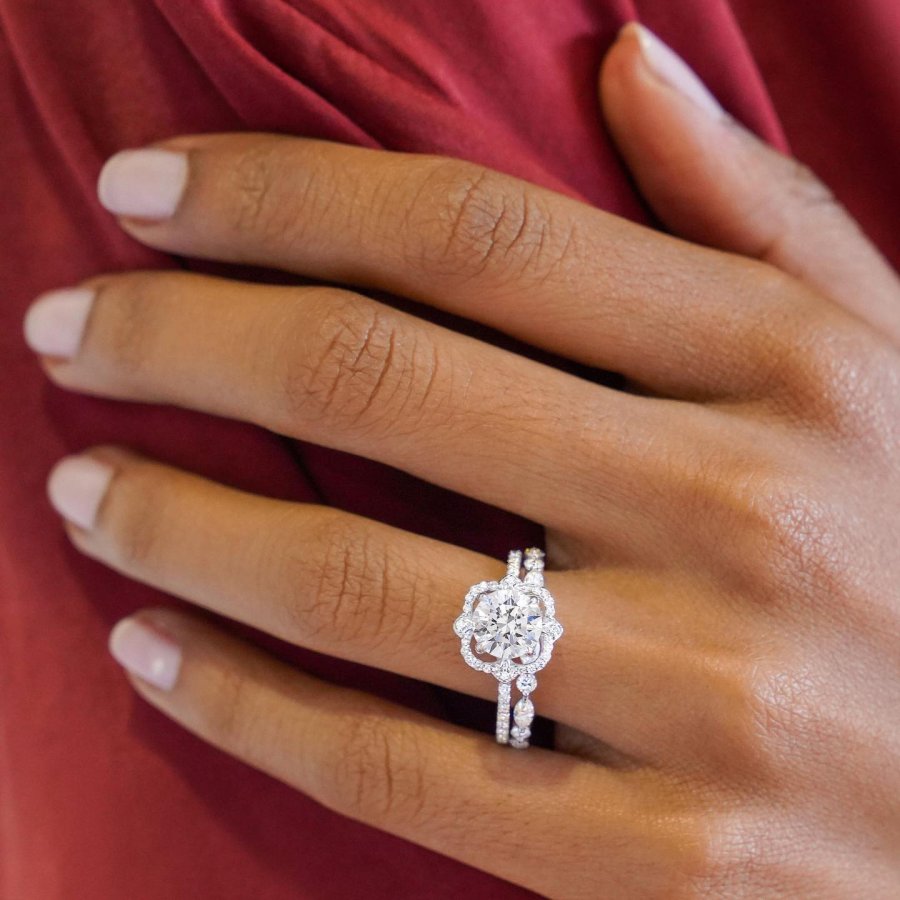 Reina Halo Diamond Ring - Round Center Stone